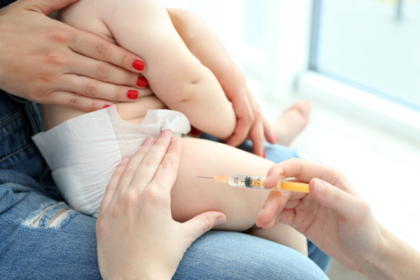 memberikan imunisasi pada anak adalah usaha orang tua membantu anak tetap sehat dan terlindungi dari penyakit serius yang bahkan dapat menyebabkan kematian